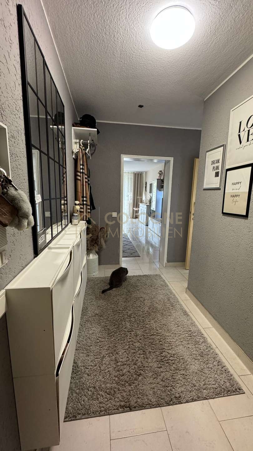 Großzügiger Flur mit Zugang zu allen Räumen